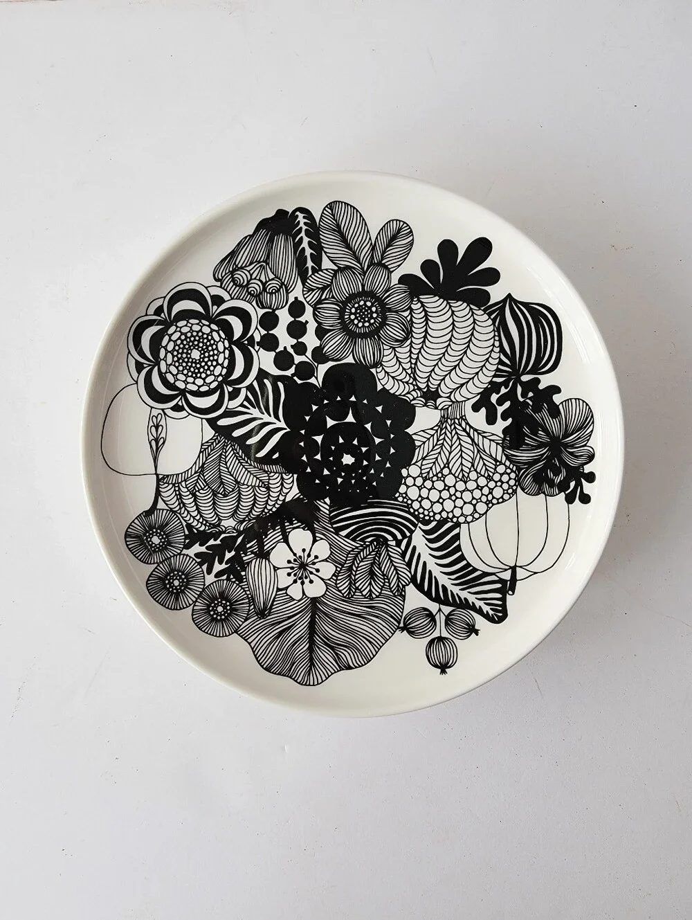 Marimekko Oiva Siirtolapuutarah Black White Floral Retro Salad Plates Stoneware